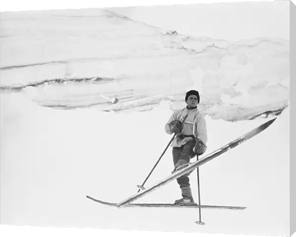 Lt Tryggve Gran turning on ski. October 1911