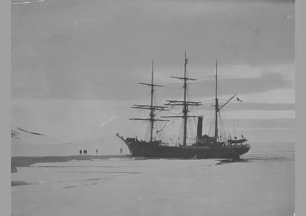 Terra Nova arriving at Discoverys winter quarters. Crew of Discovery boarding