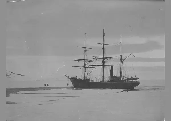 Terra Nova arriving at Discoverys winter quarters. Crew of Discovery boarding