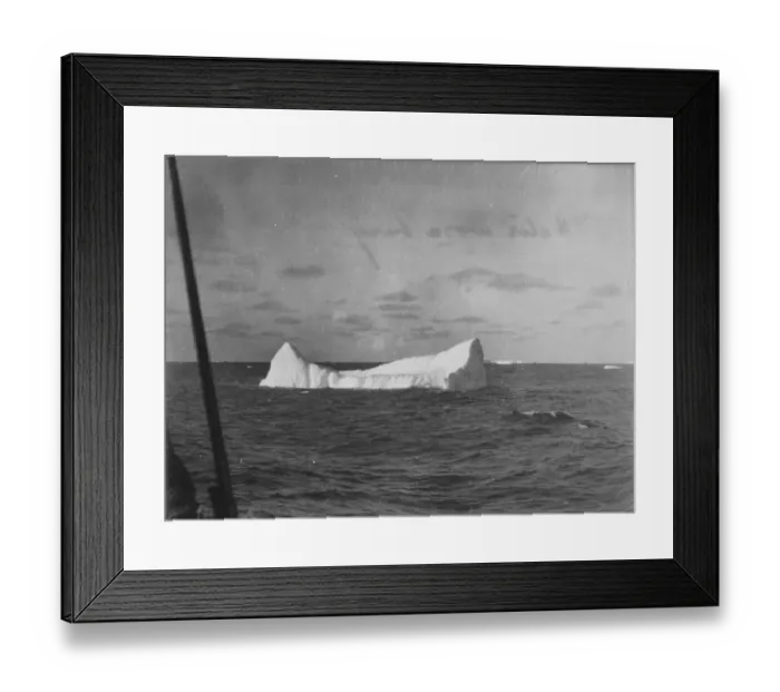 Framed Print : Water warm berg, at sea Framed Print : Water warm berg, at sea