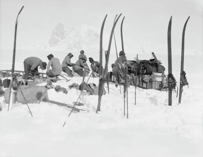 Framed Print : Foundering in soft snow: Bowers sledge team; Wilson pushing; Oates and PO Evans repairing Framed Print : Foundering in soft snow: Bowers sledge team; Wilson pushing; Oates and PO Evans repairing