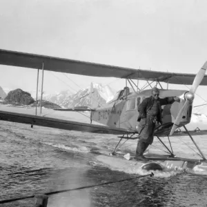 Îles Debenham, avion remorqué sur des flotteurs, avril 1936.