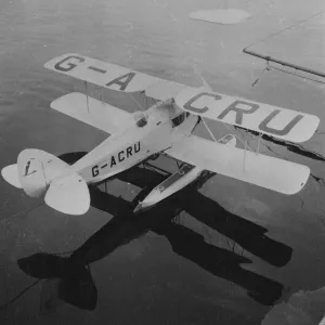 L'avion biplan De Havilland Fox Moth à flotteurs.