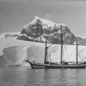 Penola à Port Lockroy. Le sommet Luigi di Savola en arrière-plan.