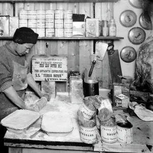 Thomas Clissold the cook making pies. January 1912