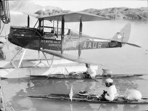 Seaplane Collection: Aeroplane with kayaks
