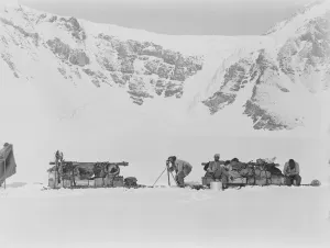 George Murray Levick Gallery: Expedition team taking a lunch halt