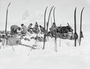 British Antarctic Expedition 1910-13 (Terra Nova) Collection: Foundering in soft snow: Bowers sledge team; Wilson pushing; Oates and PO Evans repairing
