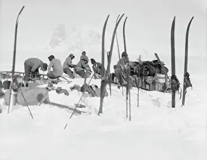 Foundering in soft snow: Bowers sledge team; Wilson pushing; Oates and PO Evans repairing