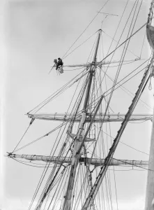 Images Dated 5th December 2014: Frank Hurley taking film from aloft