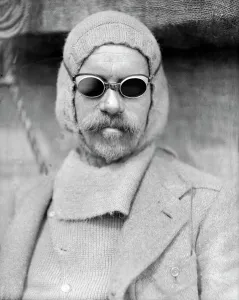 Images Dated 5th December 2014: Frank Wild in summer clothes