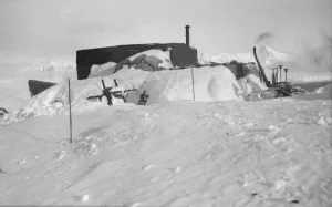 British Expedition to Graham Land, 1920-22 Collection: Hut at Waterboat Point, Paradise Bay
