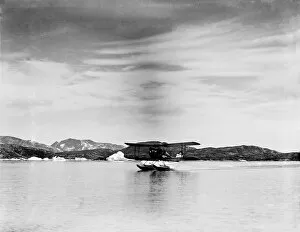 Seaplane Collection: Moth taking off on floats - Base