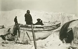 Imperial Trans-Antarctic Expedition 1914-17 (Endurance) Gallery: Preparing the boat for the journey to secure help