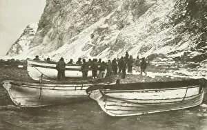 Imperial Trans-Antarctic Expedition 1914-17 (Endurance) Collection: Pulling up the boats below the cliffs of Elephant Island