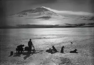 Images Dated 10th April 2015: Smoke cloud from Mount Erebus. January 15th 1911