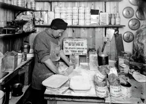 Images Dated 10th April 2015: Thomas Clissold the cook making pies. January 1912